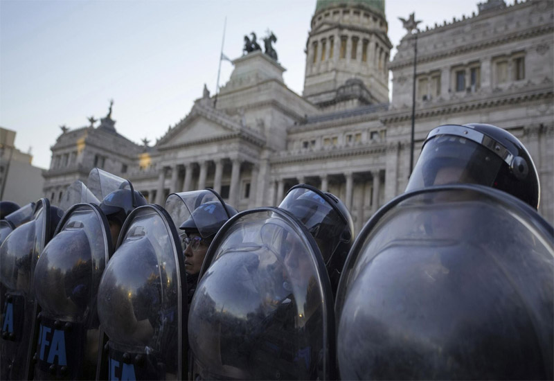 C5N: более 20 человек пострадали при столкновениях у конгресса в Аргентине
