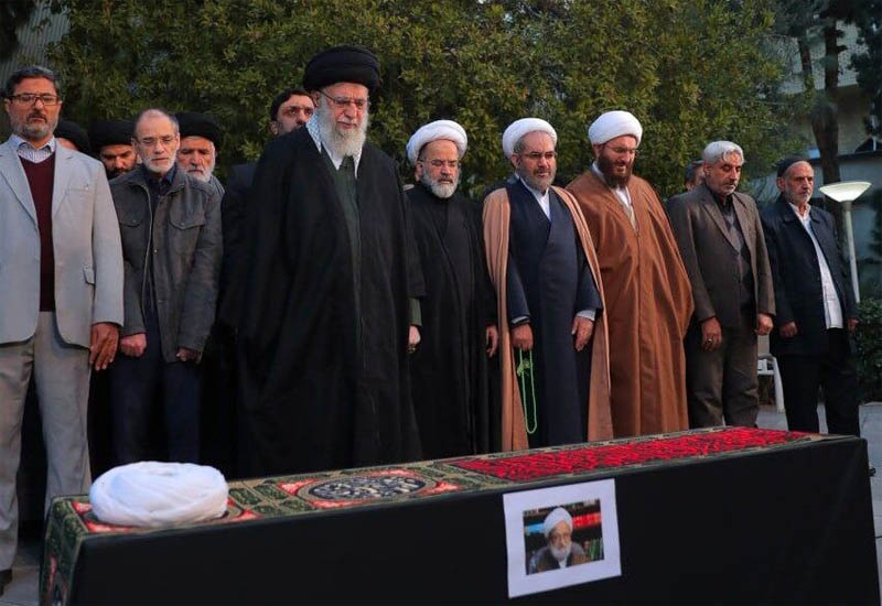 Лидер прочел поминальную молитву на церемонии похорон аятоллы Эмами Кашани