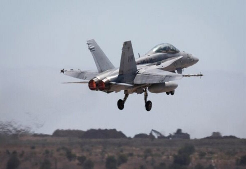 Истребитель F/A-18 ВМС США упал за борт авианосца в Красном море