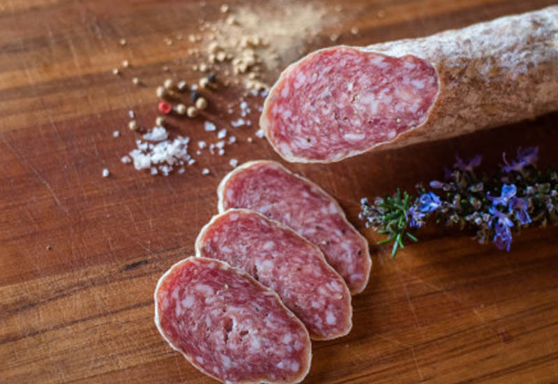 В Казахстане в халяльных колбасах и консервах обнаружена свинина