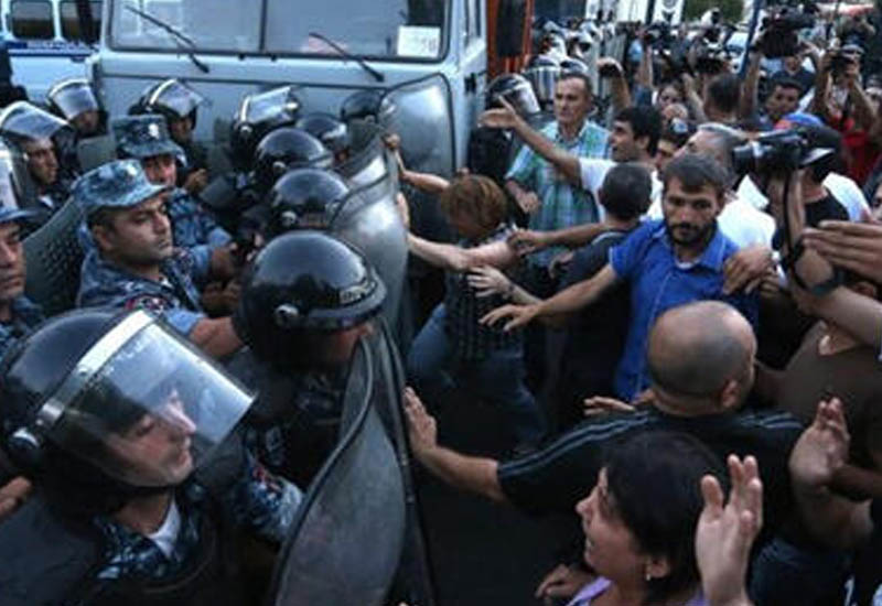 В центре Еревана произошла стычка между полицией и демонстрантами