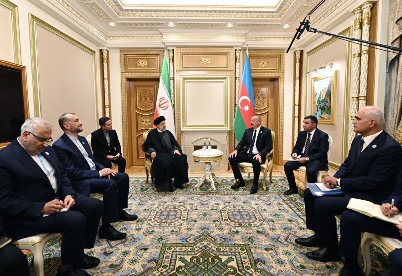 Президенты Ирана и Азербайджана провели встречу в Ашхабаде