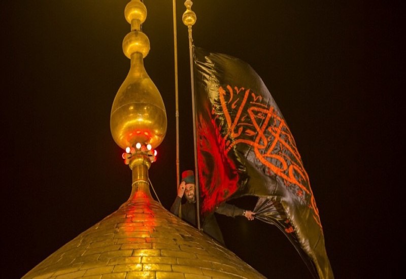 Церемония смены флага на куполе храма Имама Хусейна