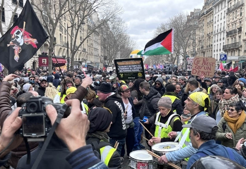 В Париже полиция задержала 120 человек в ходе протестов против пенсионной реформы