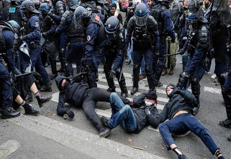 В Париже на акции протеста против пенсионной реформы произошли столкновения с полицией