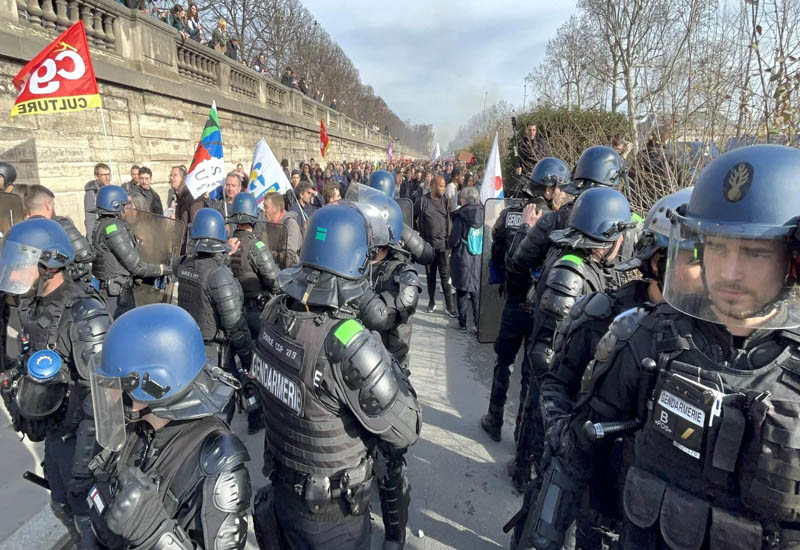 На протестах во Франции ранены более 120 полицейских
