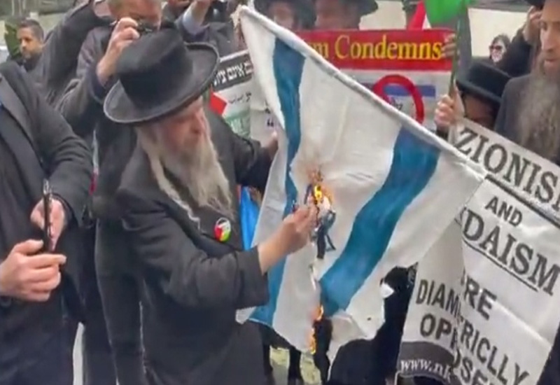 В Лондоне подожжен флаг сионистского режима