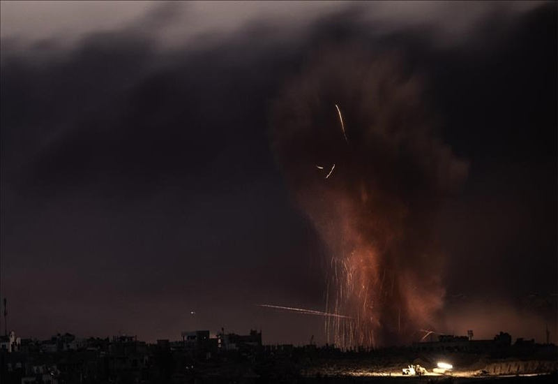 Армия Израиля всю ночь наносила удары по различным районам сектора Газа