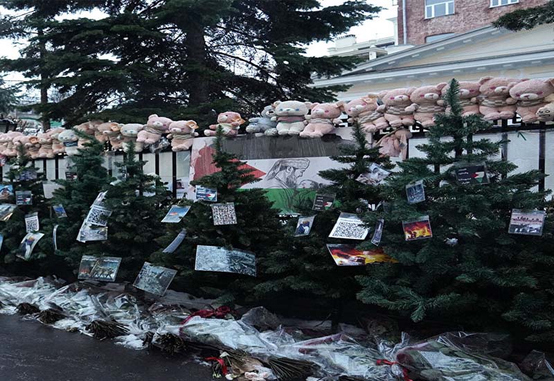 Жители РФ установили 50 рождественских елок у посольства Палестины в Москве