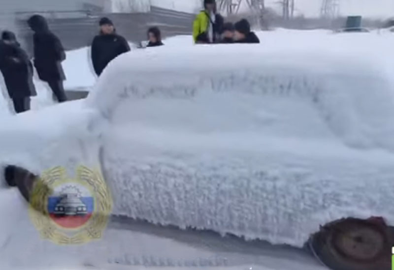 В Красноярске остановили водителя на полностью обледеневшем автомобиле