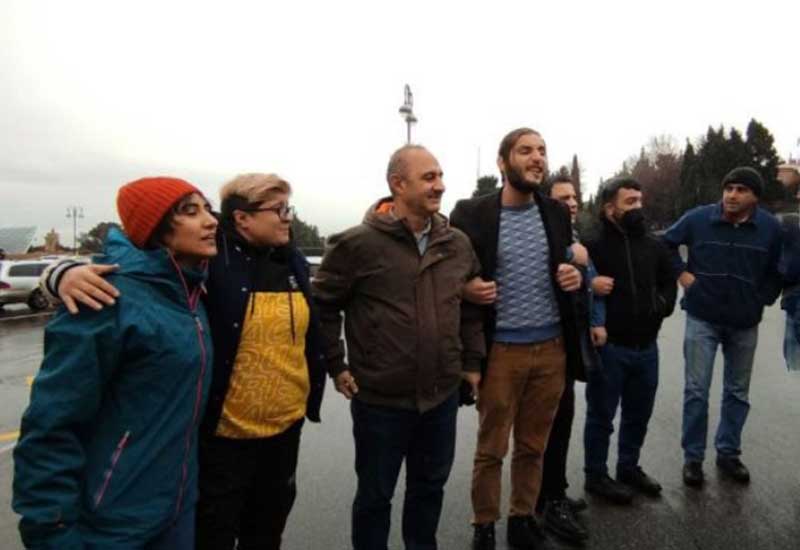 Группа журналистов провела акцию протеста перед парламентом