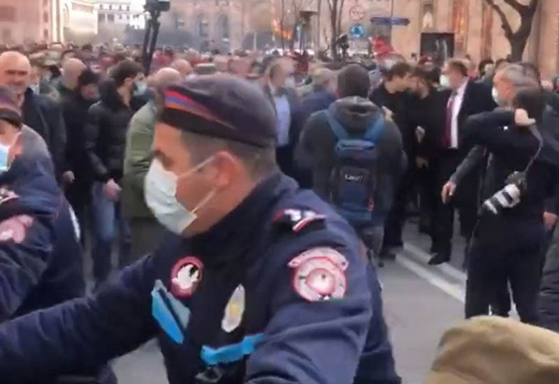 Родственники пропавших без вести армянских военных протестуют в Ереване