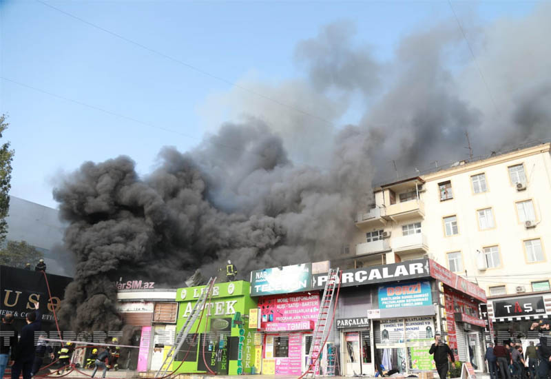В центре Баку горит торговый центр, жители близлежащих домов эвакуированы